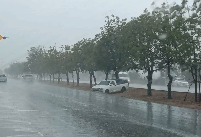 ฝน กระหน่ำโคราช ทำถนนลื่น รถตกถนนมิตรภาพ หลายคัน