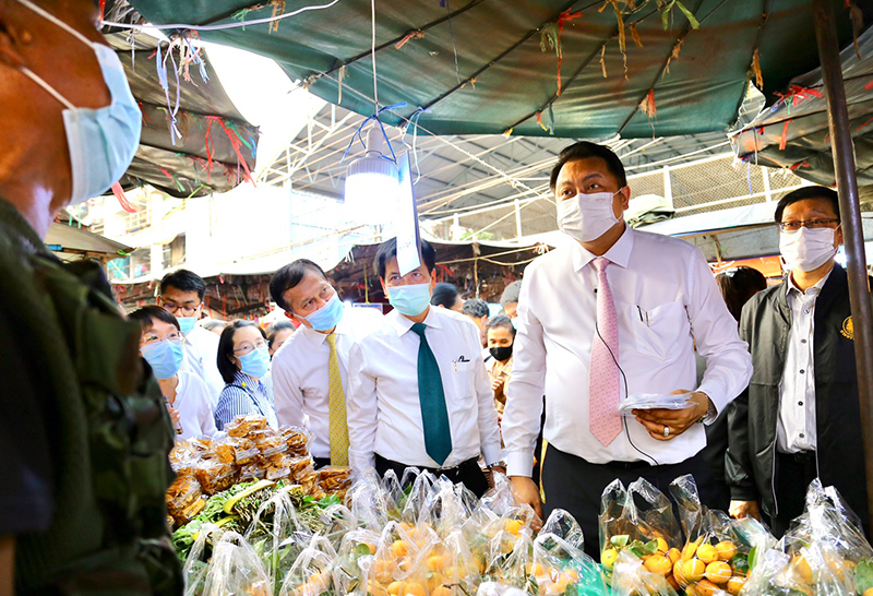 ติดตามการดำเนินงานโครงการ ม33เรารักกัน รับทราบปัญหาอุปสรรค จากพ่อค้าแม่ขาย