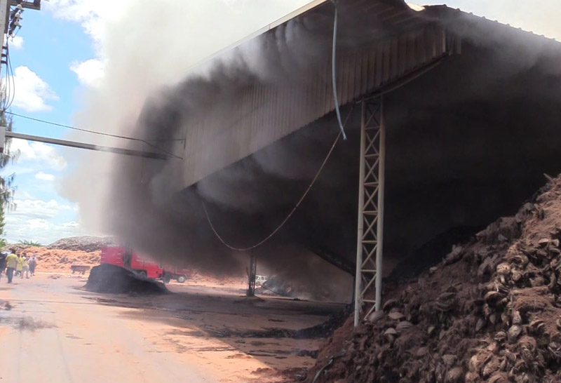 ไฟโหมไหม้โรงงานใยมะพร้าววอดนับสิบล้าน