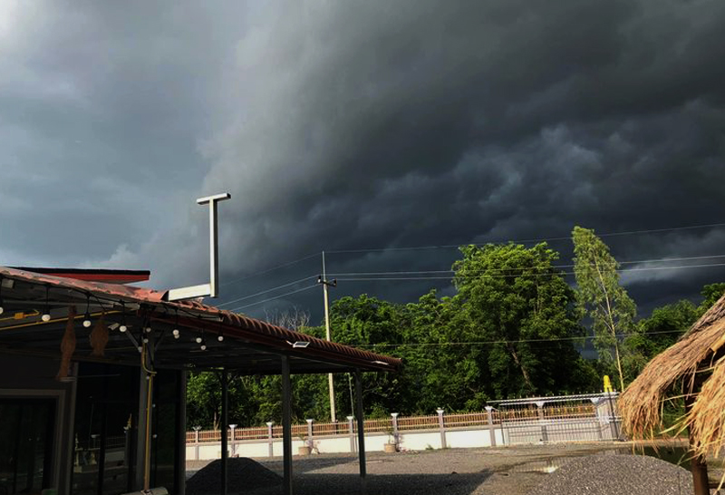 ไทยตอนบนมีพายุฝนฟ้าคะนอง