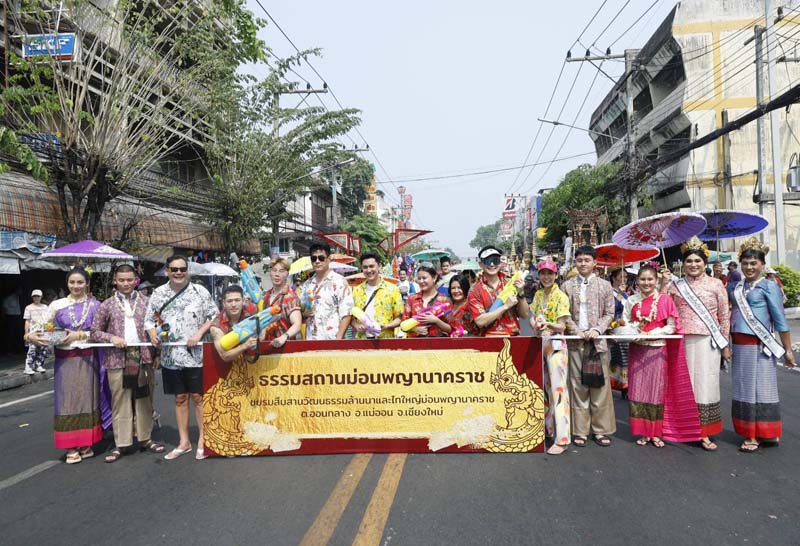 Leading a team of actors and actresses, Madam Yok participates in the Songkran festival on New Year’s Day in the city.